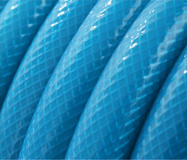 Furtun de Grădină Verde 20m cu Tambur AT PERFORMANCE® – Duză Multifuncțională, Cuplaj Inclus, Sistem Retractabil și Portabil