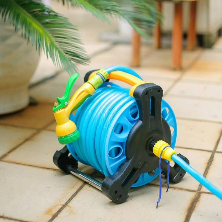 Furtun de Grădină Verde 20m cu Tambur AT PERFORMANCE® – Duză Multifuncțională, Cuplaj Inclus, Sistem Retractabil și Portabil