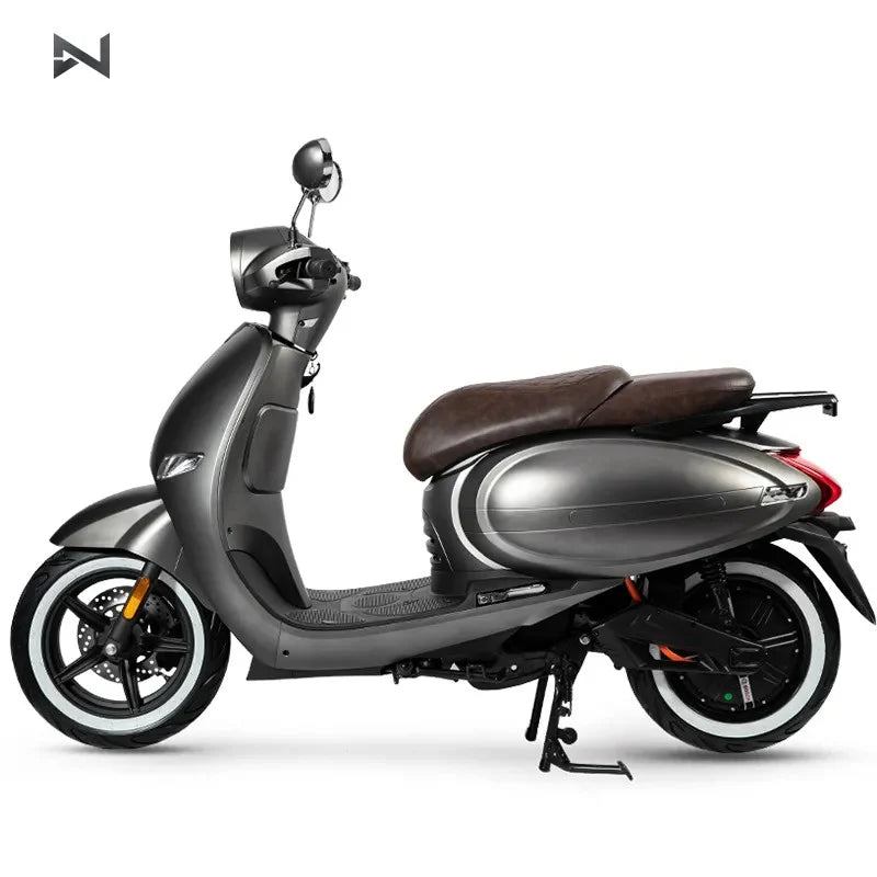 Scuter Electric N-Moto LX06 Alb – Motor BOSCH 2300W, Viteză 25 km/h, Fără Permis, Dimensiuni 1865x700×1113mm, Greutate 90Kg, Autonomie 60 km, Baterie Lithium 60V, COC & EEC + Carte Rar (CIV) + Cadou Tricou N-Moto