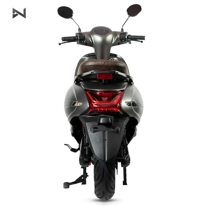 Scuter Electric N-Moto LX06 Alb – Motor BOSCH 2300W, Viteză 25 km/h, Fără Permis, Dimensiuni 1865x700×1113mm, Greutate 90Kg, Autonomie 60 km, Baterie Lithium 60V, COC & EEC + Carte Rar (CIV) + Cadou Tricou N-Moto