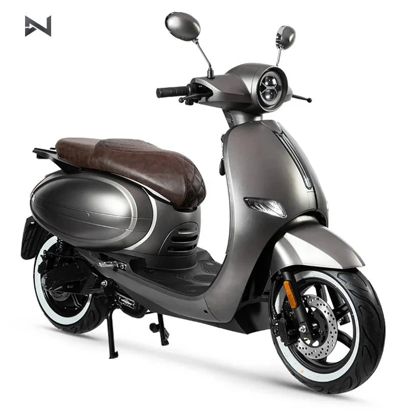 Scuter Electric N-Moto LX06 Alb – Motor BOSCH 2300W, Viteză 25 km/h, Fără Permis, Dimensiuni 1865x700×1113mm, Greutate 90Kg, Autonomie 60 km, Baterie Lithium 60V, COC & EEC + Carte Rar (CIV) + Cadou Tricou N-Moto