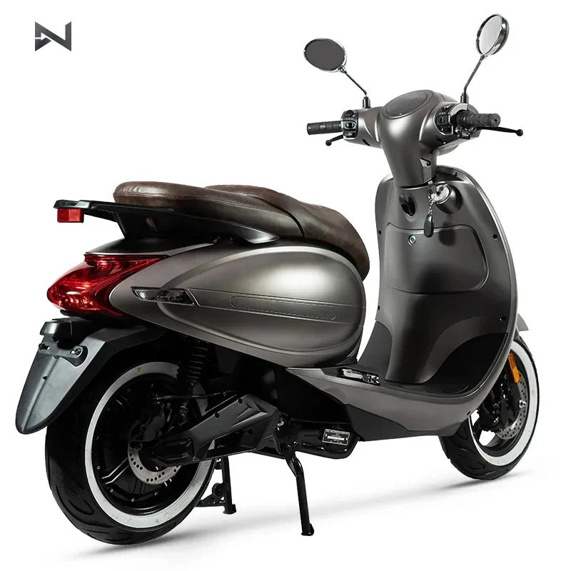 Scuter Electric N-Moto LX06 Alb – Motor BOSCH 2300W, Viteză 25 km/h, Fără Permis, Dimensiuni 1865x700×1113mm, Greutate 90Kg, Autonomie 60 km, Baterie Lithium 60V, COC & EEC + Carte Rar (CIV) + Cadou Tricou N-Moto