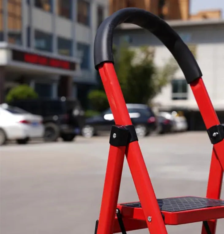 Scară pliabilă cu 4 trepte (inălțime 140cm) – Siguranță și confort pentru activitățile casnice