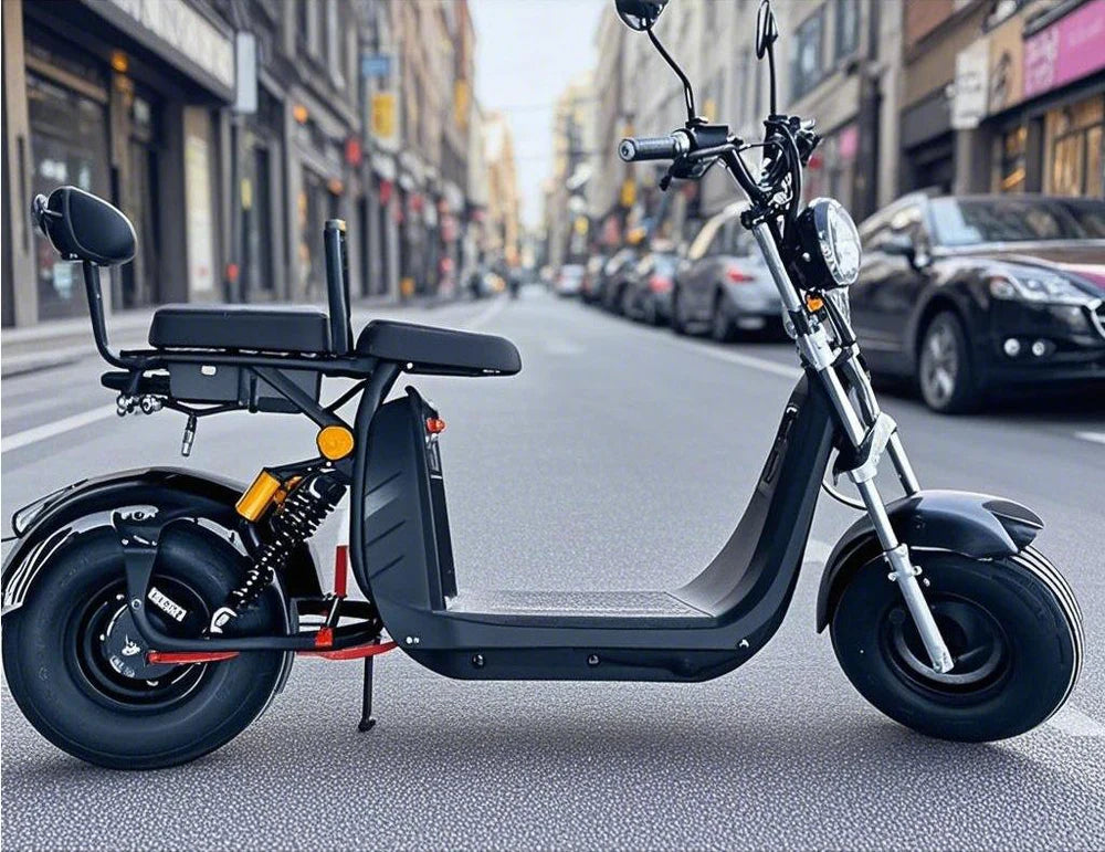 Scuter Electric 2 Persoane, Viteză Limitată 25 km/h – Fără Permis, Viteza maxima 45 km/h, Autonomie 45 km, Motor 1500W, Baterie 20Ah, Suspensie Hidraulică, COC Inclus