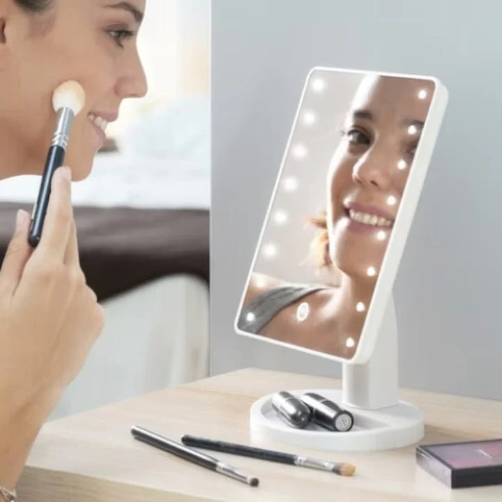 Oglinda Cosmetica AT PERFORMANCE® cu Iluminare LED, include 22 de Led-uri Puternice, Functie pentru Reglarea Intensitatii luminii, Reglarea inclinarii Oglinzii pana la 180°, Alimentare pe baterii sau la Retea, Baza Stabila.
